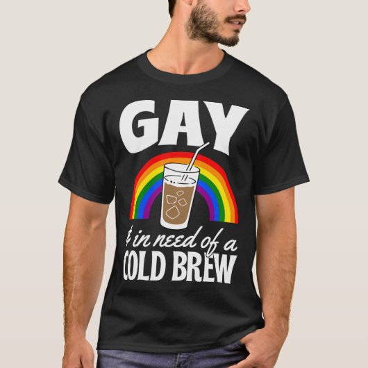 Gay And In Need Of A Cold Brew LGBTQ Pride Rainbow Tシャツ (正面)