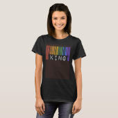 Gay King Barcode Trendy Queer Pride Flag Aesthetic Tシャツ (正面フル)