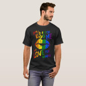 Gay Pride Month Kiss Love Lesbian LGBT Pride LGBTQ Tシャツ (正面フル)