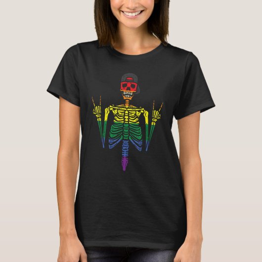 Gay Skeleton Rock Rainbow Pride Flag Lgbt Rocker B Tシャツ (正面)