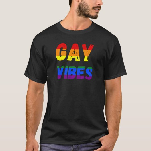 Gay Vibes Only Pride Clothing LGBT Rainbow Flag He Tシャツ (正面)