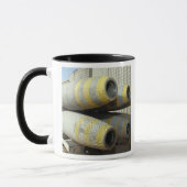 GBU-12爆弾6個がラックに入っている マグカップ (左)