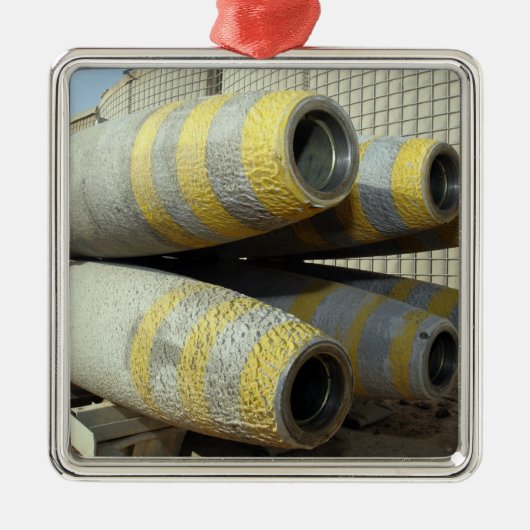 GBU-12爆弾6個がラックに入っている メタルオーナメント (正面)