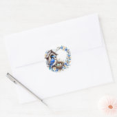Geai bleu sur nichoir avec nid et fleurs – Illustr ラウンドシール (封筒)