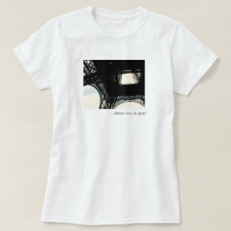 … géant debout sous le tシャツ