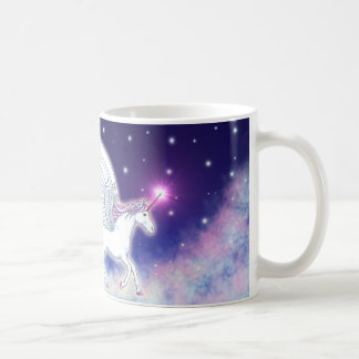 Geflügeltes Einhorn mit Sternen コーヒーマグカップ