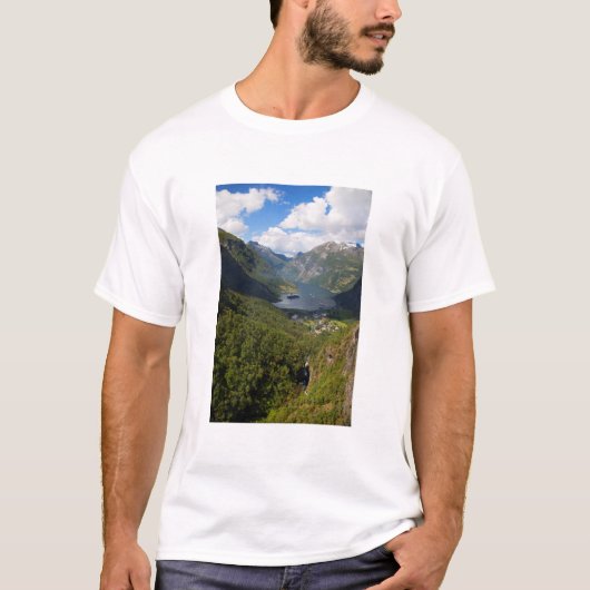 Geiranger Fjord景観（ノルウェー） Tシャツ (正面)