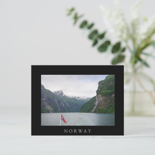 Geiranger fjord （ノルウェー国旗の黒いはがき） ポストカード (スタンド正面)