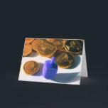 Gelt (チョコレート硬貨)の回転のDreidel シーズンカード<br><div class="desc">幸せなハヌカー(、宗教、休日、ゲーム、子供、家族、スピリチュアルとの回転のDreidelユダヤ人Gelt (チョコレート硬貨の) chanukkah</div>