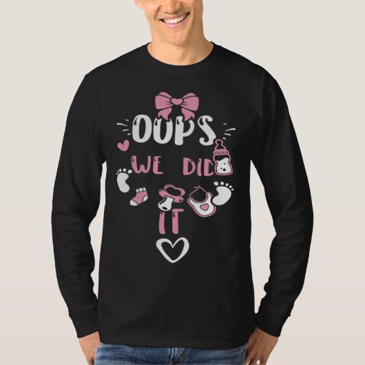 Gender Reveal Oops We did it  Baby Girl Sayings Tシャツ (正面)