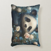 Gentle Panda Bear Among Jungle Roses アクセントクッション (正面(垂直))