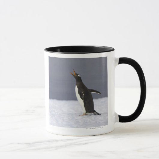 Gentooのペンギン(Pygoscelisパプア)の大人の鳥 マグカップ (右)