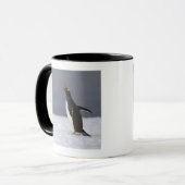 Gentooのペンギン(Pygoscelisパプア)の大人の鳥 マグカップ (正面左)