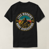 Geocaching おもしろい Geocacher Less Working More Geoca Tシャツ (デザイン正面)