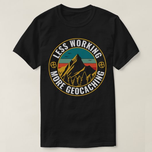 Geocaching おもしろい Geocacher Less Working More Geoca Tシャツ (デザイン正面)