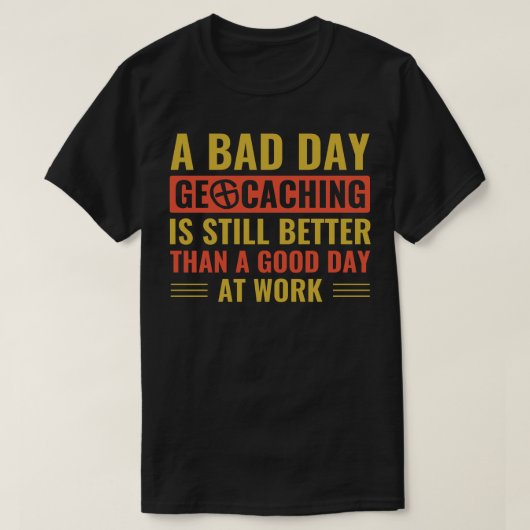 Geocaching SおもしろいでGeocacherの悪い日 Tシャツ (デザイン正面)