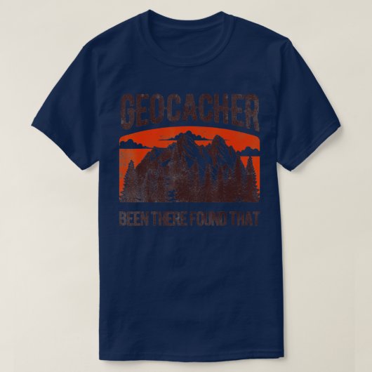 Geocaching Shirts Men Women Youth Geocacher Gives Tシャツ (デザイン正面)