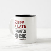 Geology Rockhound残念ながら私は岩を見て遅れた ツートーンマグカップ (正面左)