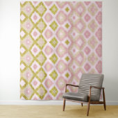 Geometric Diamond Pattern in Pink and Olive Green タペストリー (インサイチュ)