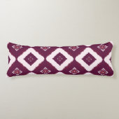 Geometric Ethnic Pattern Body Pillow – Burgundy Re ボディピロー (正面)