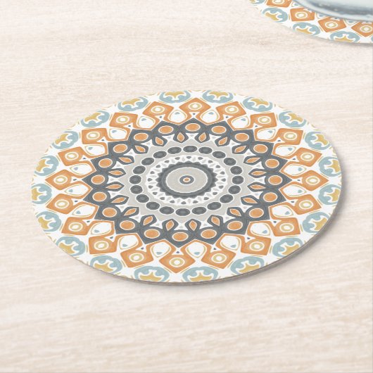 Geometric Mandala in Orange, Gray, and Blue ラウンドペーパーコースター (アングル)