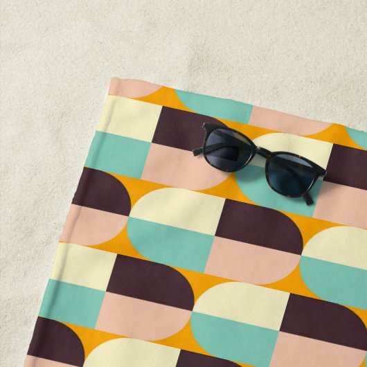 Geometric pattern with overlapping half-circles ビーチタオル (インサイチュ)