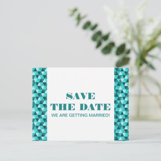 Geometric Triangles日付はがきを保存する、ティール(緑がかった色) 案内ポストカード (スタンド正面)