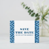 Geometric Triangles日付はがきを青で保存 案内ポストカード (スタンド正面)