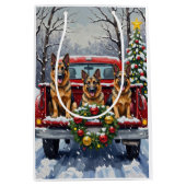 German Shepherd Christmas Red Truck Holiday ミディアムペーパーバッグ (正面)
