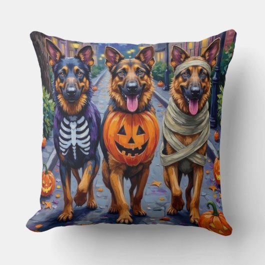German Shepherd Dogs Trick-or-Treating Halloween クッション (正面)