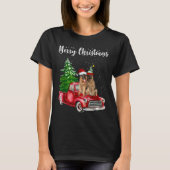German Shepherd Riding Red Truck Merry Christmas D Tシャツ (正面)