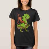German Shepherd Riding T Rex Dinosaur Tシャツ (正面)