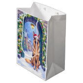 German Shepherd Snowy Town Gate Santa Christmas ミディアムペーパーバッグ (正面アングル)