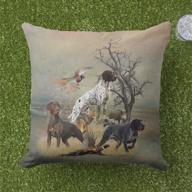 German Shorthaired Pointers (GSP)      アウトドアクッション (芝生)