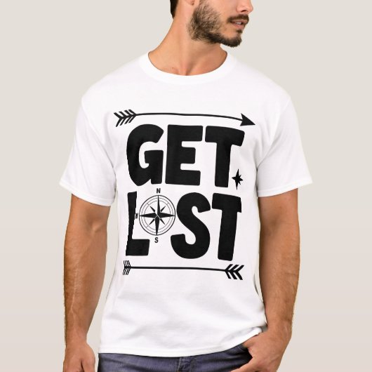 Get Lost Compass Arrow Adventure Typography Tシャツ (正面)