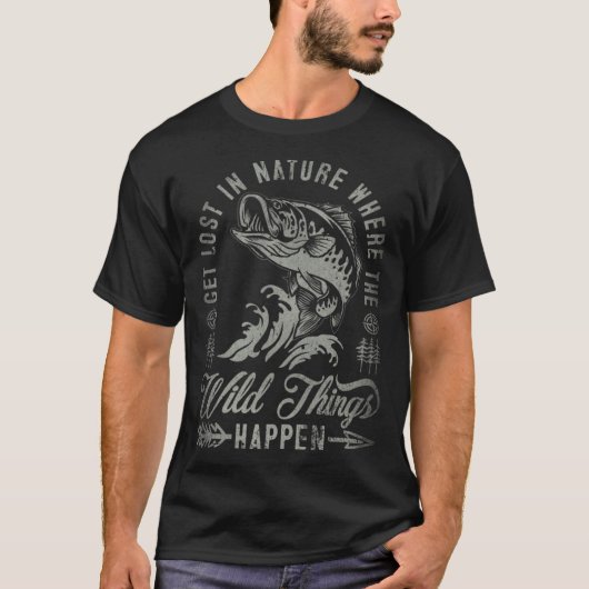 Get Lost In Nature Where Wild Things Happen Fishin Tシャツ (正面)