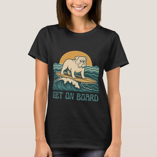 Get On Board Surfer Dog Retro Art -Bulldog Surfing Tシャツ (正面)