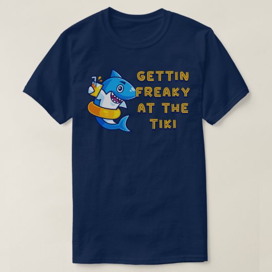 Gettin Freaky at the Tikiグラフィックおもしろいノベルティ1 Tシャツ (デザイン正面)