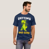 Getting DinoSore Workout Gym Dinosaur deadlift din Tシャツ (正面フル)