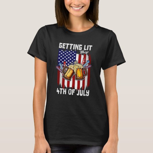 Getting Lit This 4 Of July Day米国国旗を飲む Tシャツ (正面)