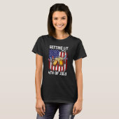 Getting Lit This 4 Of July Day米国国旗を飲む Tシャツ (正面フル)