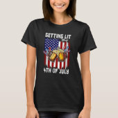 Getting Lit This 4th Of July Day Drinking US Flag  Tシャツ (正面)