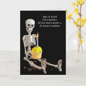 Getting Older Skeleton誕生日カップケーキ カード (黄色い花)
