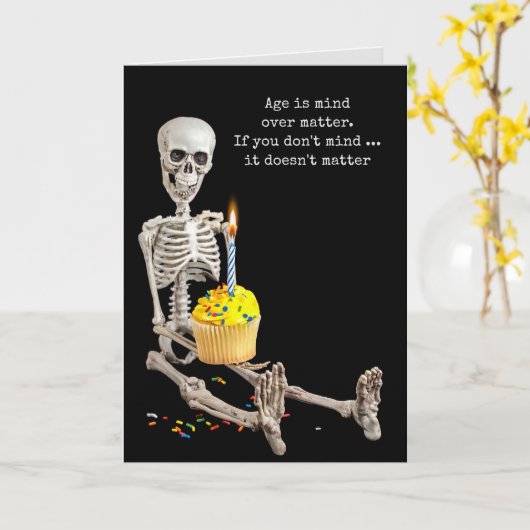 Getting Older Skeleton誕生日カップケーキ カード (黄色い花)