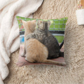 Gettyのイメージ|バルコニーの2匹の子ネコ クッション (ブランケット)