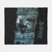 Ghost Girl in Blue – Haunting Surreal Art フリースブランケット (正面(横))