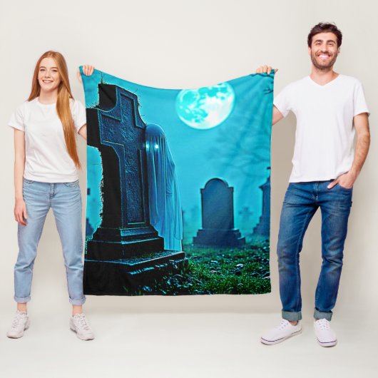 Ghostly Figure in a Graveyard Design フリースブランケット (インサイチュ)