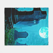 Ghostly Figure in a Graveyard Design フリースブランケット (正面(横))