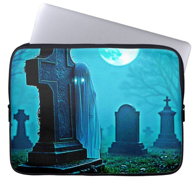 Ghostly Figure in a Graveyard Design ラップトップスリーブ (正面)