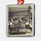 GIのためのロンドンの初等中学校の科学のレッスン メタルオーナメント (左)